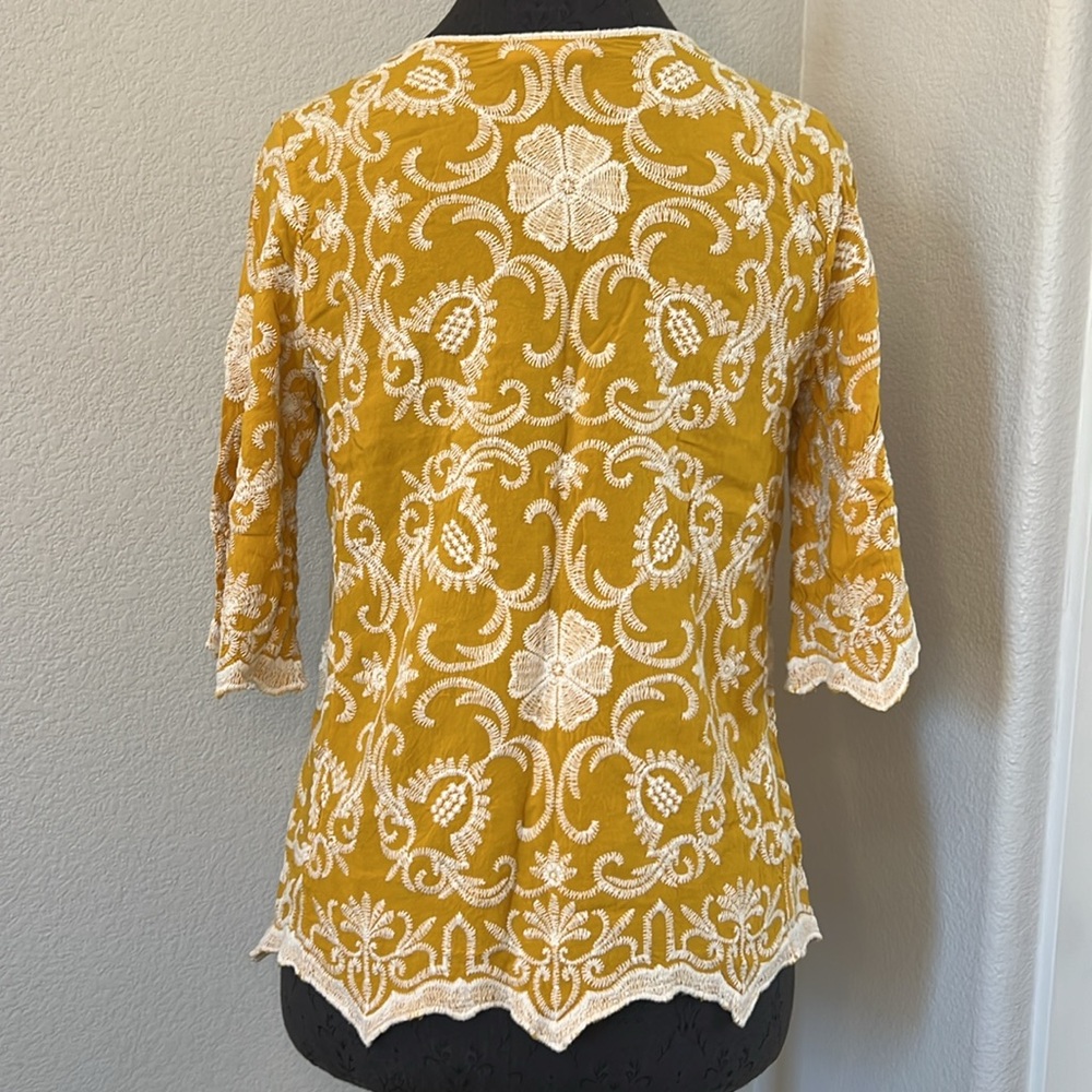 Solitaire Embroidered Floral Top Size Medium - Picture 3 of 6